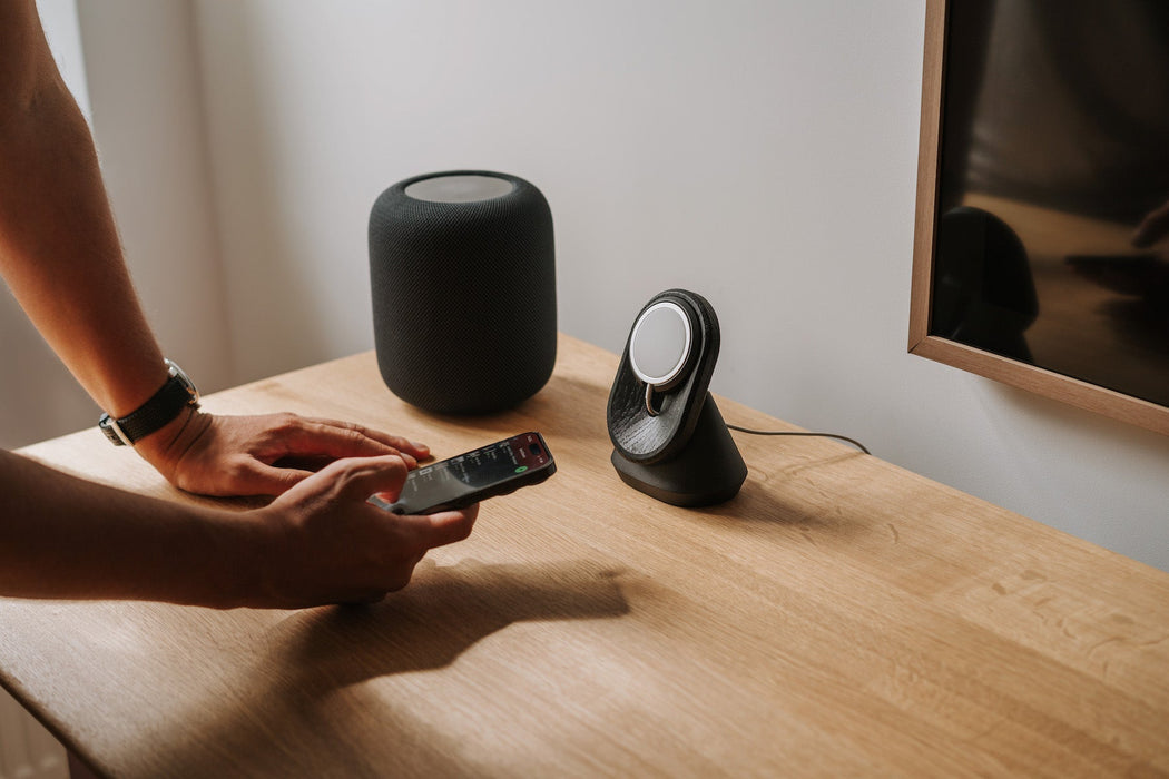 Oakywood MagSafe iPhone Stand